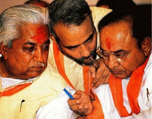 1995 में गुजरात में बीजेपी सरकार के बनने और बिगड़ने की कहानी इन्हीं तीनों किरदारों पर केंद्रित है.