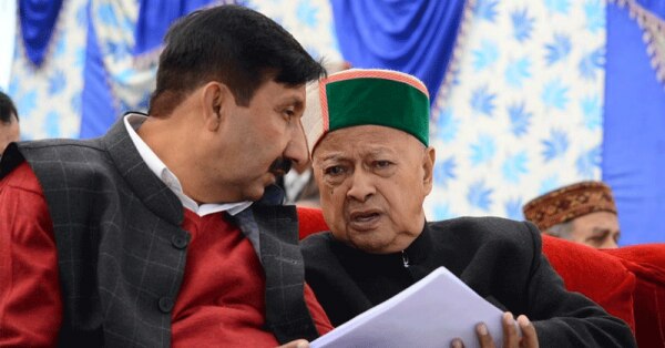 वीरभद्र सिंह के साथ कांग्रेसी नेता मुकेश अग्निहोत्री