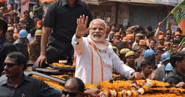 बनारस में रोडशो के दौरान नरेंद्र मोदी