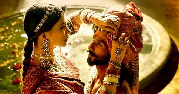'पद्ममावती' के एक सीन में शाहिद कपूर और दीपिका पादुकोण.
