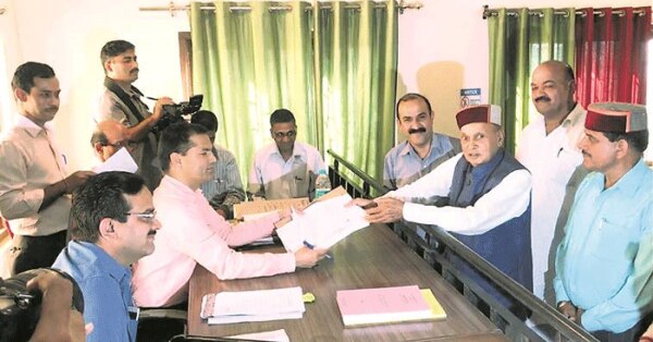 नामांकन दाखिल करने के दौरान प्रेम कुमार धूमल