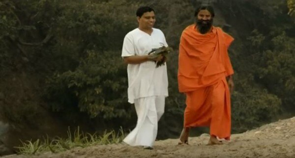 बूटी खोदकर लाते बाबा द्वय