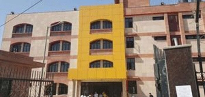 दिल्ली सरकार द्वारा बनवाए गए मॉडल स्कूलों में से एक की इमारत. इन स्कूलों में बच्चों की सुविधाओं का पूरा ख्याल रखा गया है. सरकारी स्कूलों को लेकर जैसी हमारी धारणा बन गई है कि बना दी गई है, वैसा बिल्कुल नहीं है ये.