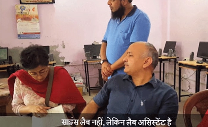 जब शिक्षकों और अधिकारियों को ये एहसास हो कि खुद शिक्षा मंत्री कभी भी औचक निरीक्षण के लिए आ सकते हैं, तो उनमें एक अनुशासन की भावना आएगी. चीजों को लेकर ज्यादा संजीदगी दिखाएंगे वो. ये तस्वीर ऐसे ही एक वाकये की है, जब सिसोदिया एक स्कूल में पहुंच गए थे.
