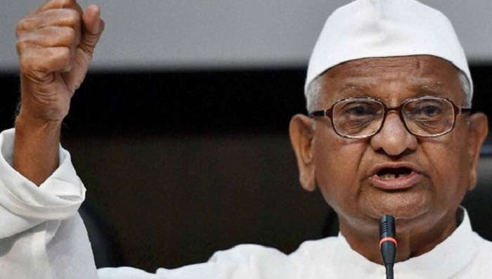 अन्ना आंदोलन के बाद जब केजरीवाल ने पार्टी बनाने और राजनीति में आने का फैसला किया, तो बड़ी आलोचना हुई उनकी. उनके साथ के लोग खिलाफ हो गए. पहले विश्वास भी इस फैसले से खुश नहीं थे. मगर बाद में वो साथ आ गए.