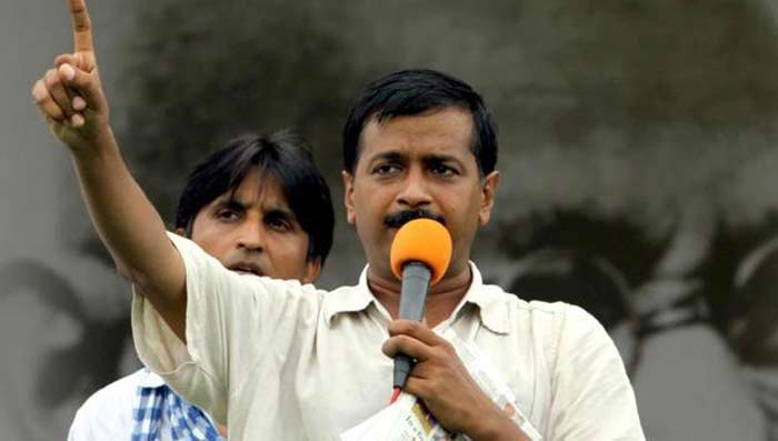 अन्ना आंदोलन के समय की एक तस्वीर. दादी-नानी कहती हैं कि मछली खाने के बाद दूध नहीं पीना चाहिए. दोनों की तासीर अलग होती है. अरविंद केजरीवाल और कुमार विश्वास का हाल ऐसा ही है. दोनों की तासीर ही अलग है. कुंडली मिले तो मिले कैसे.