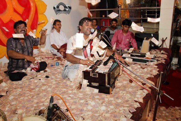 कीर्तिदान गडवी. कई कलाकार सहर्ष नेग स्वीकार करते हैं.