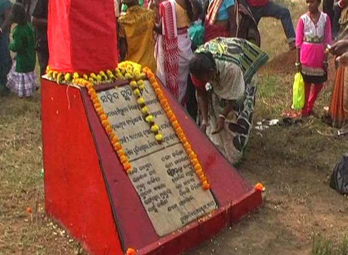 ये कलिंगनगर गोलीबारी में मारे गए लोगों की याद में बनाया गया स्मारक है (फोटो: ओडिशा सन टाइम्स)