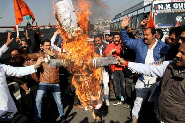 फिल्म पद्मावत के विरोध में संजय लीला भंसाली का पुतला फूंकते करणी सेना के कारकून 