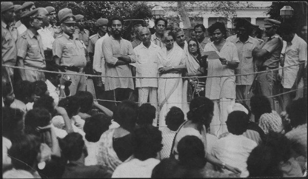 आपातकाल के बाद इंदिरा के सामने उनकी भर्त्सना का प्रस्ताव पढ़ते हुए जेएनयू छात्रसंघ के तत्कालीन अध्यक्ष सीताराम येचुरी