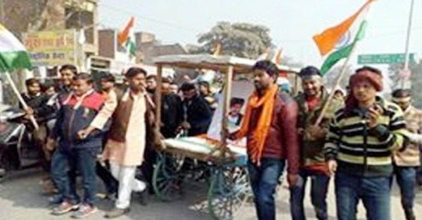 कासगंज में चंदन की मौत के बाद यूपी के कई अन्य जिलो में चंदन की तस्वीर के साथ तिरंगा यात्रा निकाली गई. यूपी के नए डीजीपी ओपी सिंह ने बयान दिया कि तिरंगा यात्रा निकालने के लिए किसी की इजाज़त की ज़रूरत नहीं है.