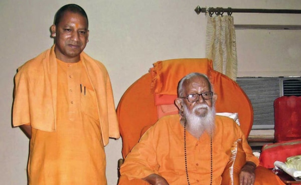 अपने गुरू महंत अवैद्यनाथ के साथ योगी आदित्यनाथ