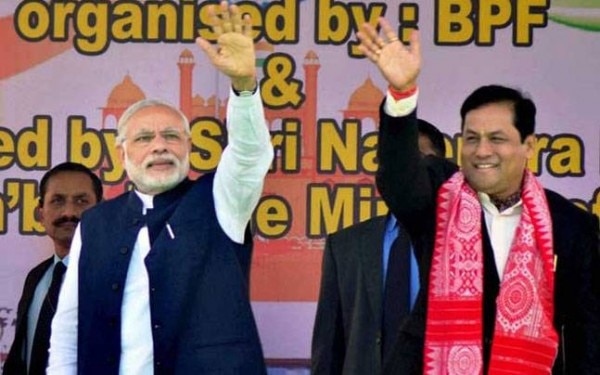 पीएम मोदी के साथ असम के मुख्यमंत्री सोनोवाल. असम पूर्वोत्तर में भाजपा का बेस कैंप है.