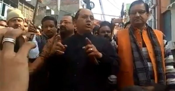 लोगों के बीच बोलते राजवीर सिंह