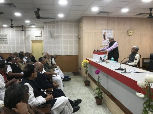 सीपीएम की केन्द्रीय समिति की मीटिंग के दौरान अपनी बात रखते हुए सीताराम येचुरी