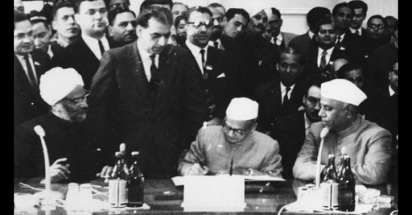 ताशकंद समझौते के दौरान शास्त्री.