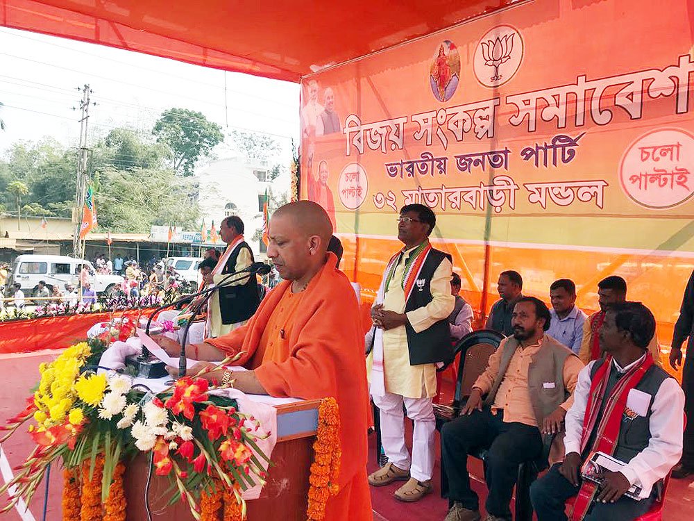 योगी आदित्यनाथ त्रिपुरा में एक रैली को संबोधित करते हुए. (फोटोःयोगी आदित्यनाथ के ट्विटर अकाउंट से)