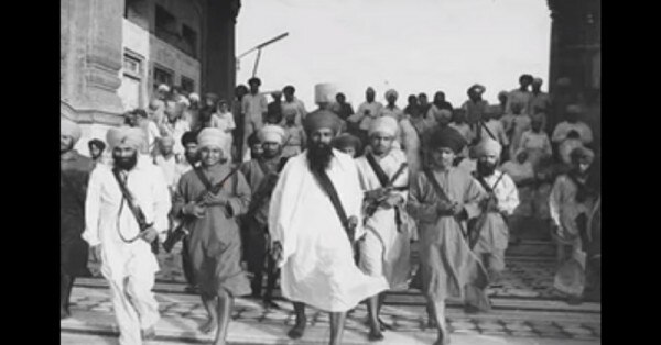 जरनैल सिंह भिंडरावाले अपने हथियारबंद समर्थकों के साथ
