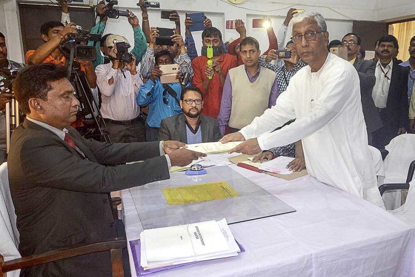 अपना नामांकन भरते माणिक सरकार. (फोटोःपीटीआई)