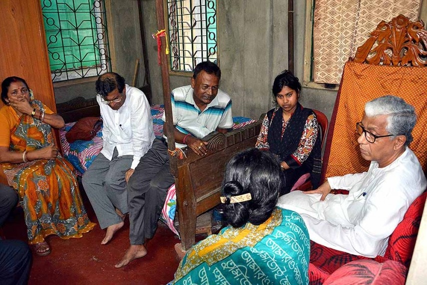 NLFT के उग्रवादियों के हाथों मारे गए पत्रकार शांतनु भौमिक के घर वालों को सांत्वना देते माणिक सरकार. (फोटोःपीटीआई)