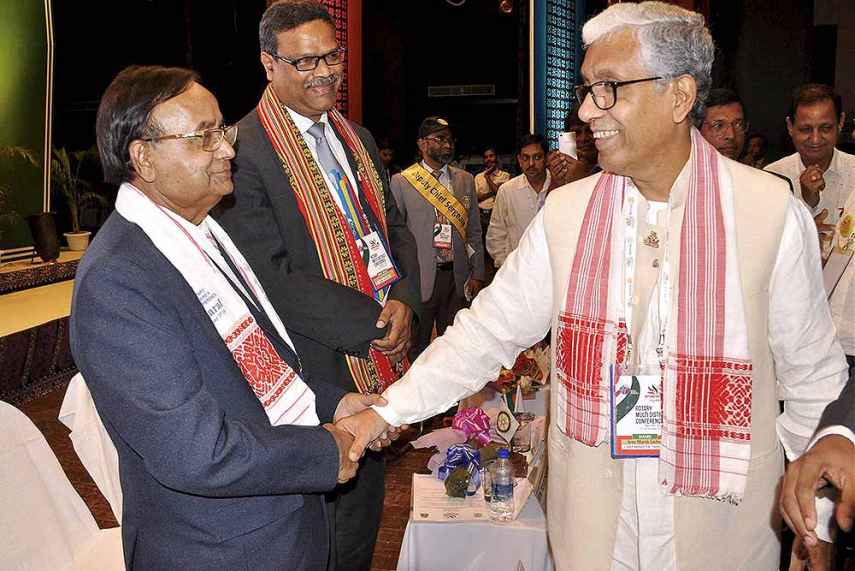 विदेश से तालमेल. माणिक सरकार बांग्लादेश के रेलमंत्री मज़ीबुल हक के साथ. (फोटोःपीटीआई)