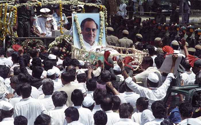 21 मई, 1991 को राजीव गांधी की हत्या हुई. ये राजीव की अंतिम यात्रा के वक्त ली गई एक तस्वीर है.