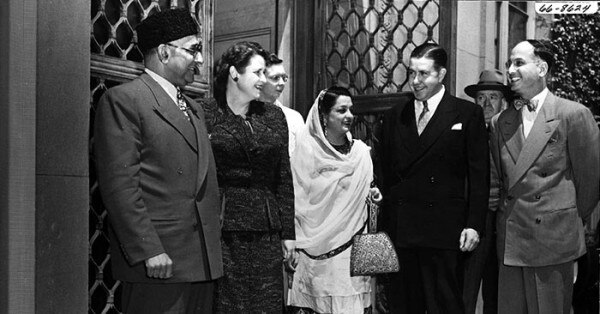 बेगम राना लियाकत अली खान (बीच में)