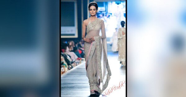 एक फैशन शो में साड़ी पहने मॉडल