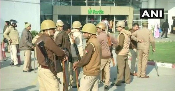 हॉस्पिटल के बाहर तैनात पुलिसकर्मी