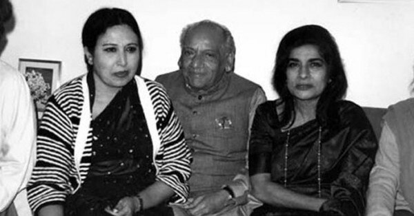 फैज़ (बीच में) और इकबाल बानो (बाएं)
