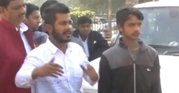 मीडिया से बात करने के दौरान जीतेंद्र के दोस्त. इन्होंने बताया कि 3 फरवरी की रात क्या हुआ था.