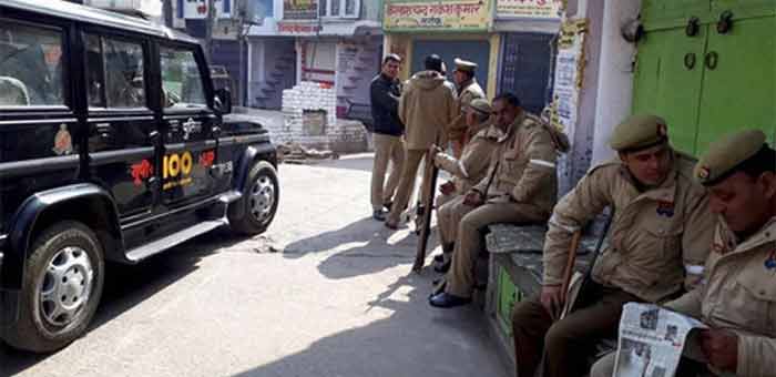 कासगंज में विवाद के बाद तैनात पुलिस.