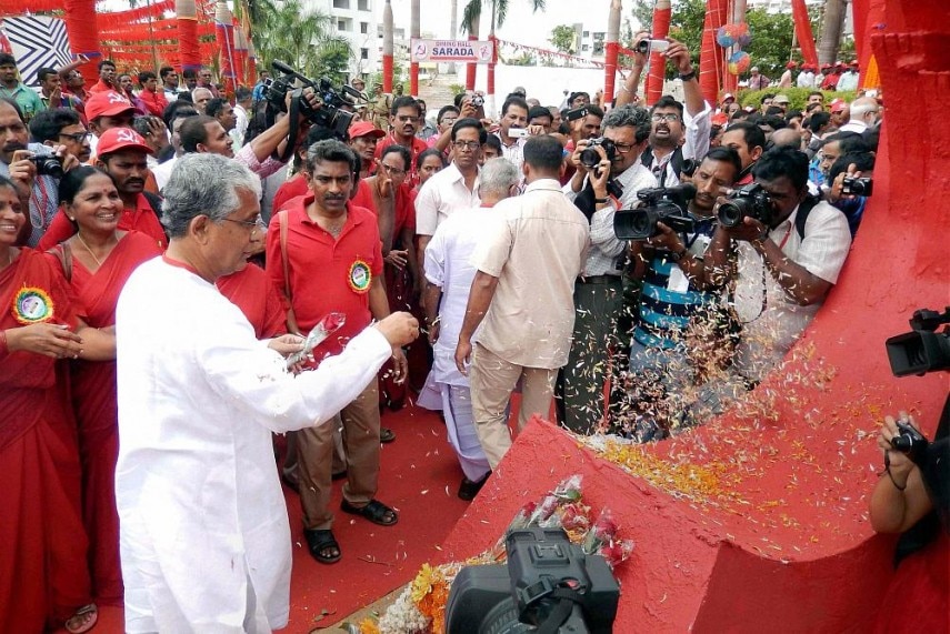 माणिक सरकार लेफ्ट के एक कार्यक्रम में केरल में. लाल झंडा लेकर चलते हैं, लेकिन कुर्ता हमेशा सफेद होता है. (फोटोःपीटीआई)