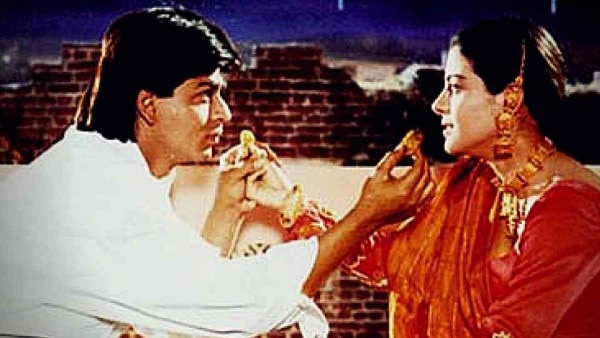 DDLJ में काजोल का व्रत खुलवाते शाहरुख़ ख़ान.