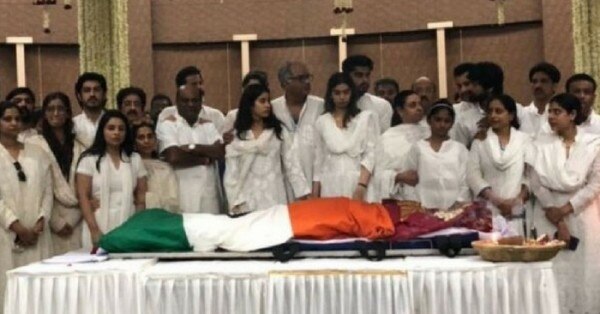 तिरंगे में लिपटे श्रीदेवी के पार्थिव शरीर के साथ उनका परिवार और अन्य करीबी लोग