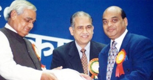 एक कार्यक्रम में पूर्व प्रधानमंत्री अटल बिहारी के साथ विक्रम कोठारी
