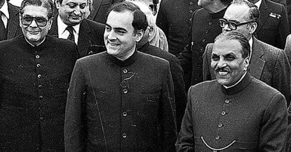 भारतीय प्रधानमंत्री राजीव गांधी के साथ जिया उल हक (दाएं)