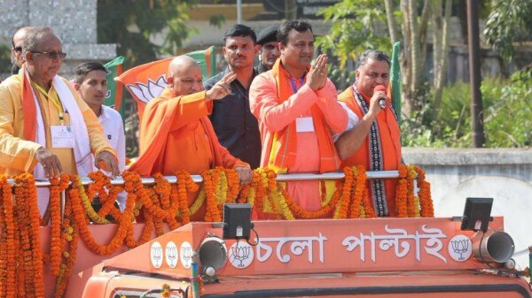 त्रिपुरा में प्रचार करते योगी आदित्यनाथ