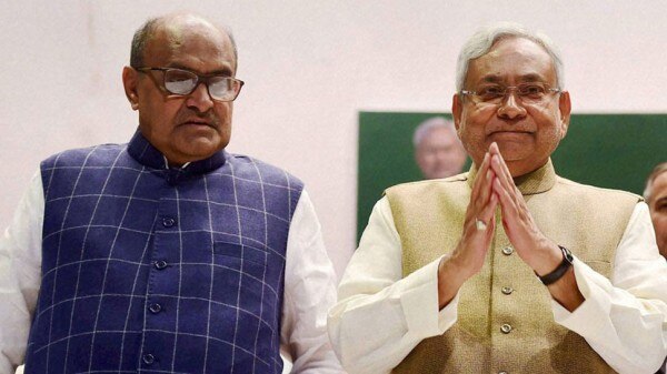 जनता दल (युनाईटेड) के नेता केसी त्यागी ने बुधवार कहा कि नीतीश कुमार दीपावली के बाद शपथ ले सकते हैं. जनता दल (युनाईटेड) के केसी त्यागी और नीतीश कुमार. केसी त्यागी के बेटे की कंपनी कैंब्रिज अनालिटिका के साथ काम करती है.