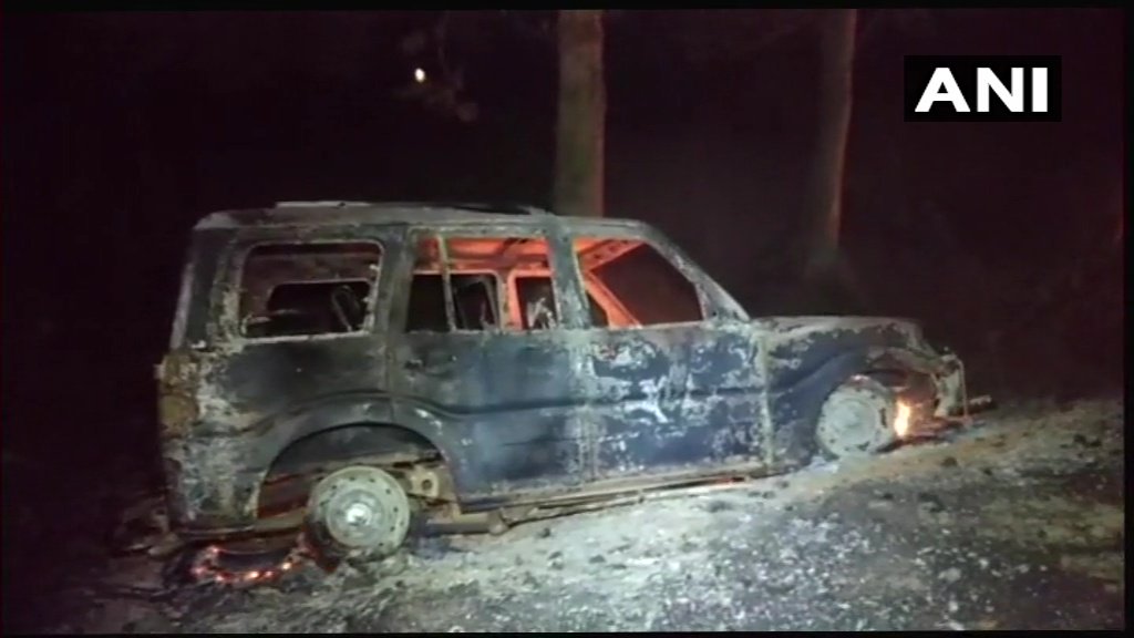 गांव वालों ने हादसे के बाद आरोपियों की गाड़ी में आग लगा दी थी. (फोटोःएएनआई)