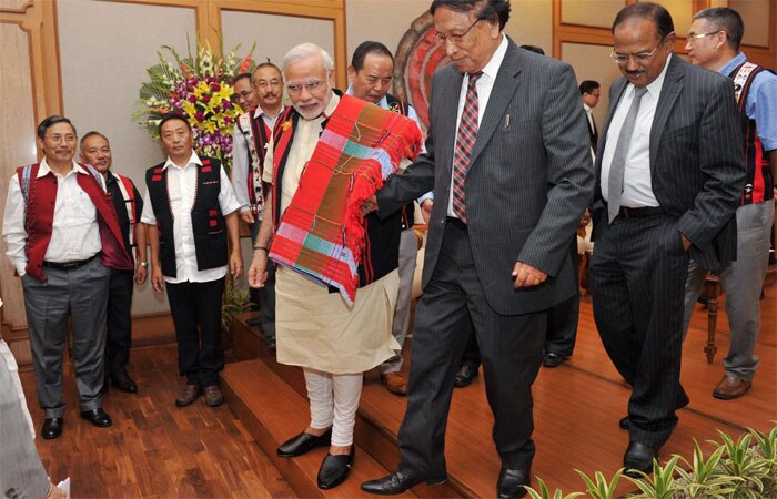 तस्वीर में प्रधानमंत्री मोदी NSCN (IM) के जनरल सेक्रटरी थुइनगालेंग मुइवाह के साथ दिख रहे हैं. ये उस समय की तस्वीर है जब मोदी सरकार ने NSCN के साथ ऐतिहासिक शांति समझौता किया था. तस्वीर में राष्ट्रीय सुरक्षा सलाहकार (NSA) अजीत डोभाल भी नजर आ रहे हैं. मुइवाह के दाहिनी ओर.
