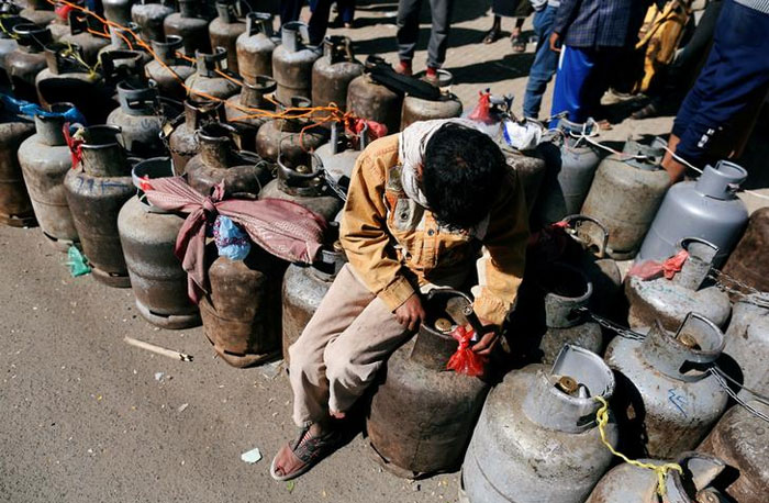 खाना नहीं है. पानी नहीं है. दवाएं नहीं हैं. यमन गंभीर अभाव से गुजर रहा है. ये गैस सिलिंडर के लिए लगी कतार है. जगह है राजधानी सना.