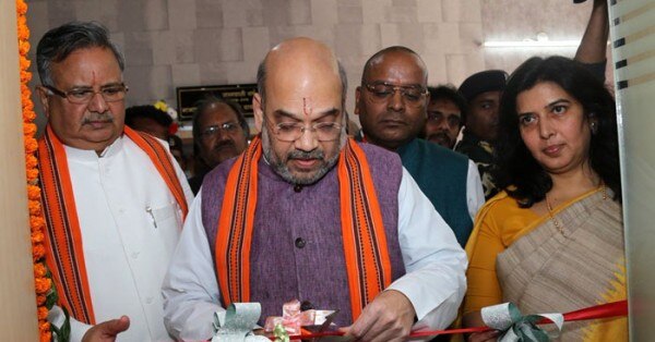 एक कार्यक्रम में अमित शाह के साथ रमन सिंह और सरोज पांडेय