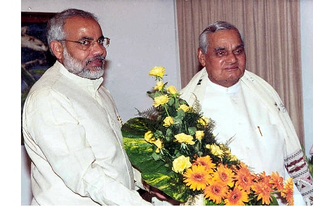 अटल बिहारी वाजपेयी के साथ नरेंद्र मोदी.