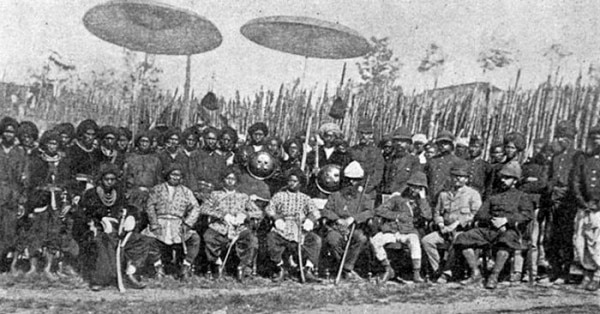 1879 में नागा ने अंग्रेज़ों से आज़ादी की लड़ाई छेड़ी थी. उन्होंने अंग्रेज़ों पर हमला भी किया, लेकिन चूंकि नागा ट्राइब्स एक-दूसरे को अच्छे से नहीं समझती थीं, वो अंग्रेज़ों के आगे नहीं टिक पाए. तस्वीर में: अंग्रेज नागा हिल्स जीतने के बाद मीतेई वॉरियर्स के साथ.