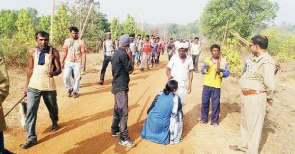 लोगोें के सामने हाथ जोड़कर बैठी डीएफओ पुरबी महतो.