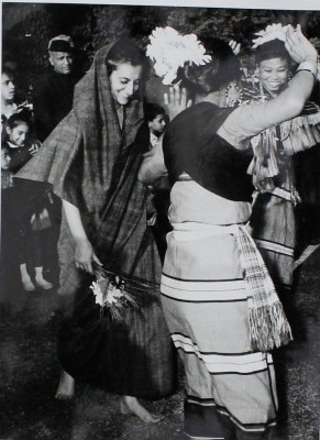 साल 1966 के गणतंत्र दिवस कार्यक्रम के लिए आए नागालैंड ट्राइब्स के लोगों के साथ इंदिरा गांधी
