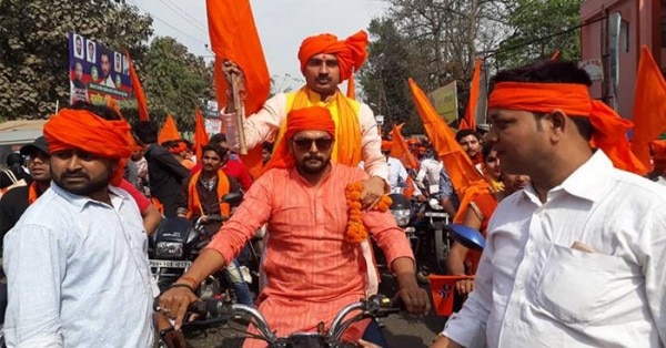 जुलूस के समय अरिजीत चौबे (बाइक पर पीछे खड़े हुए)