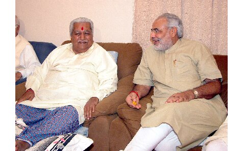 केशुभाई पटेल के साथ मोदी.