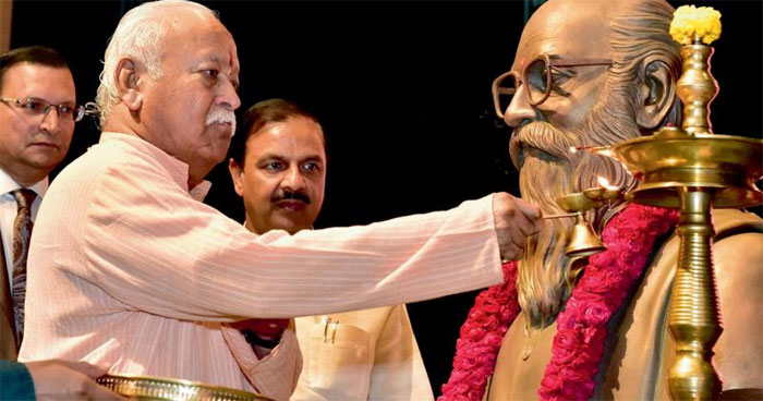 ये तस्वीर नई दिल्ली में आयोजित 7वें नानाजी देशमुख मेमोरियल लेक्चर के उद्घाटन के समय की है. संघ प्रमुख मोहन भागवत दीया जला रहे हैं. नानाजी ने ही गोरखपुर में पहला सरस्वती शिशु मंदिर खुलवाया था.